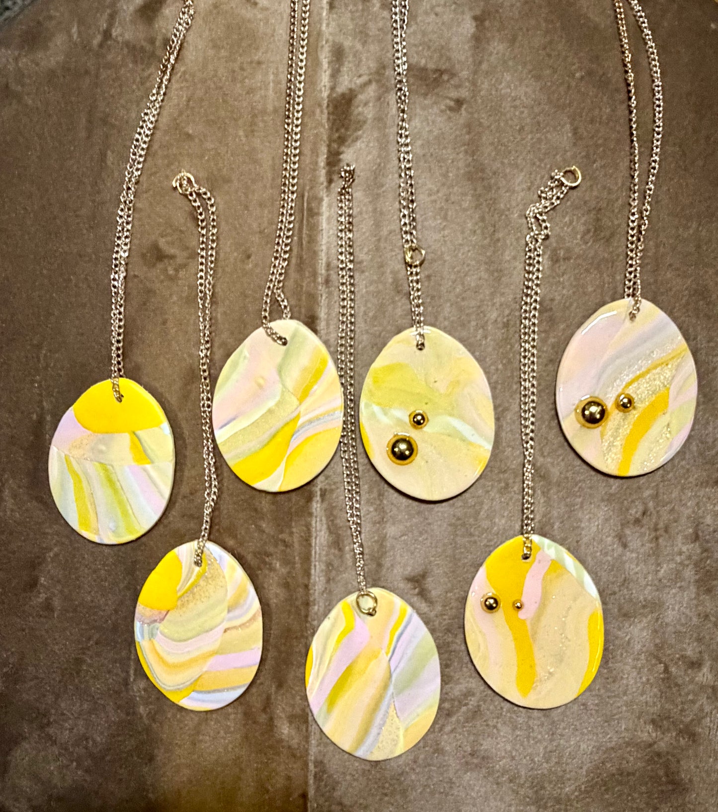 Unik påskepynt i glade farger🐣 Sett med 7 stk