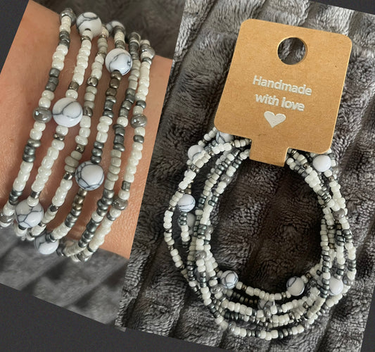 Armbånd i grått og hvitt - kan bestilles